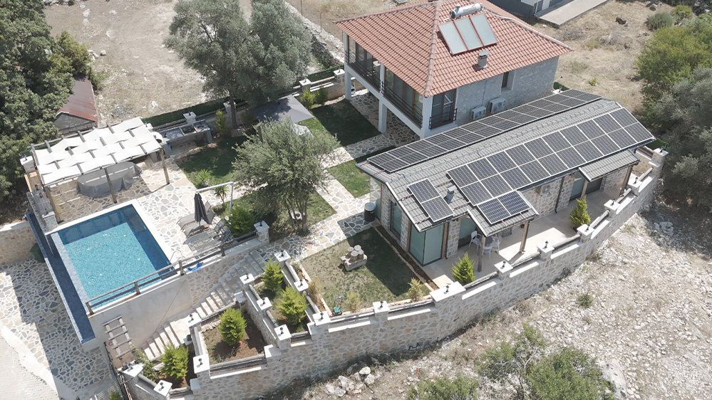 Kaş Antalya daki Evimiz Şebekeye bağlı olmadan kendi enerjisini üretiyor ve depoluyor
